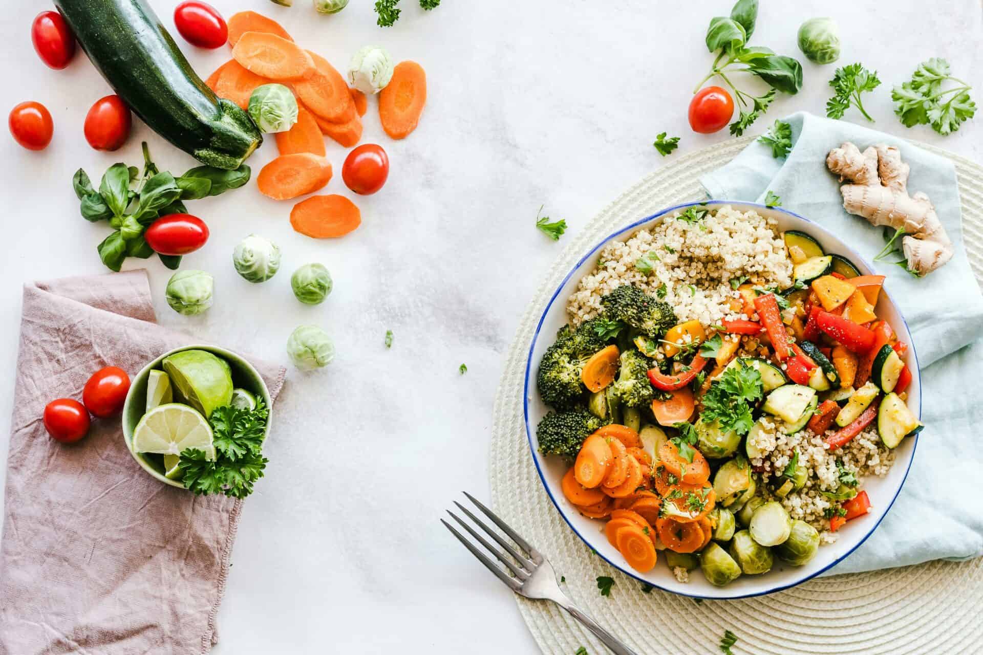 Plato con cereales, verduras y hortalizas variadas sobre una mesa clara